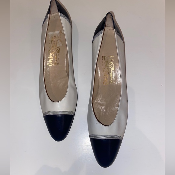 Salvatore Ferragamo White Navy Heels Cap Toe Vintage Retro Pinup Pumps 9.5 AAAA - Picture 1 of 16
